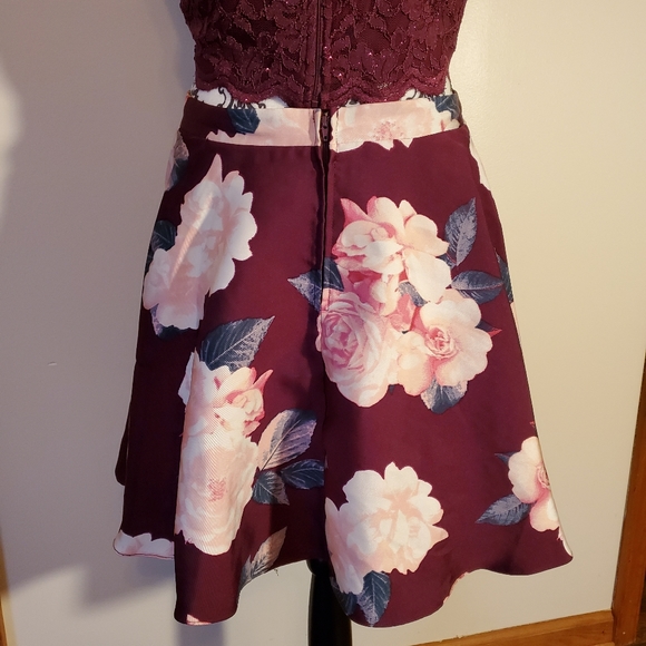 City Triangles 2pc Junior's Semi-Formal Dr… - Picture 5 of 7